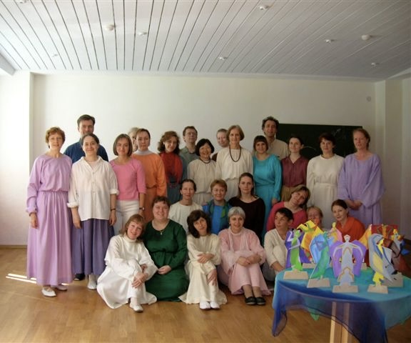 Студенты, педагоги и эвритмические фигуры. Лето 2005
